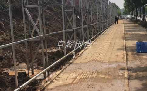 簡易圍擋在高溫和強光環(huán)境下是否容易老化和褪色？（簡易圍擋的耐久性與維護保養(yǎng)建議）