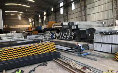 哪些環(huán)境條件下需要使用簡(jiǎn)易圍擋來保障人員和物資的安全？（簡(jiǎn)易圍擋應(yīng)用的環(huán)境條件要求）