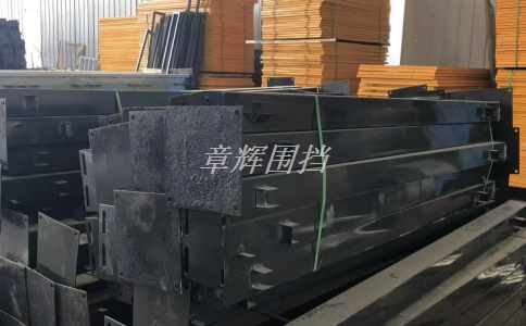 如何利用防風(fēng)帶和地釘?shù)仍O(shè)備和材料，增強(qiáng)簡易圍擋的抗風(fēng)和穩(wěn)定性，使其符合相關(guān)標(biāo)準(zhǔn)和規(guī)定要求？（利用防風(fēng)帶與地釘實現(xiàn)簡易圍擋抗風(fēng)穩(wěn)定標(biāo)準(zhǔn)化）