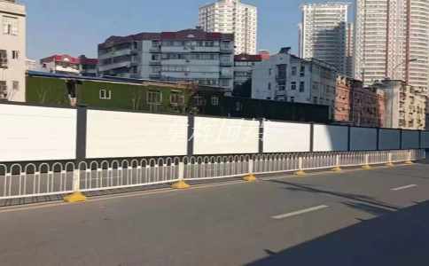 簡(jiǎn)易圍擋在城市公共廁所改造中的顏色應(yīng)該如何設(shè)計(jì)？（城市公共廁所中簡(jiǎn)易圍擋的色彩與圖案方案）