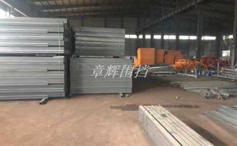 簡(jiǎn)易圍擋在不同使用場(chǎng)所應(yīng)滿足哪些安全標(biāo)準(zhǔn)和規(guī)定？（不同使用場(chǎng)所中簡(jiǎn)易圍擋應(yīng)滿足的安全標(biāo)準(zhǔn)與規(guī)定）