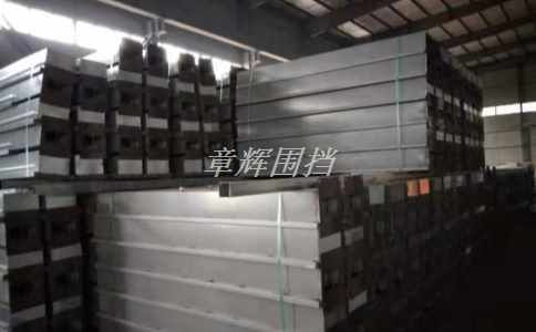 簡易圍擋通常使用哪些材料和制作方法？